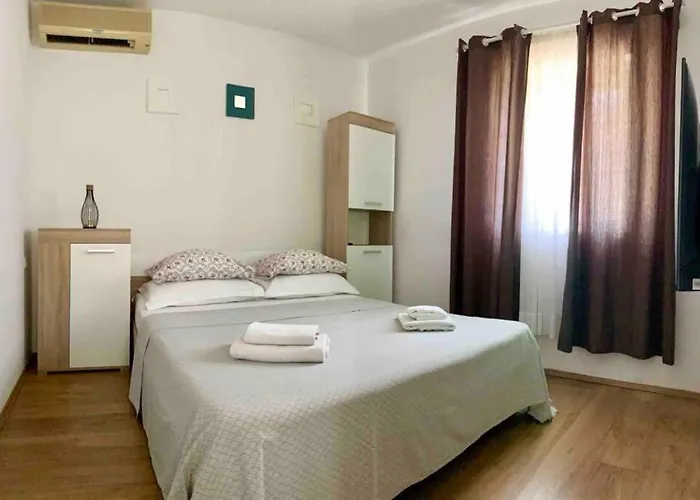 Summer App Pool Jacuzzi Center