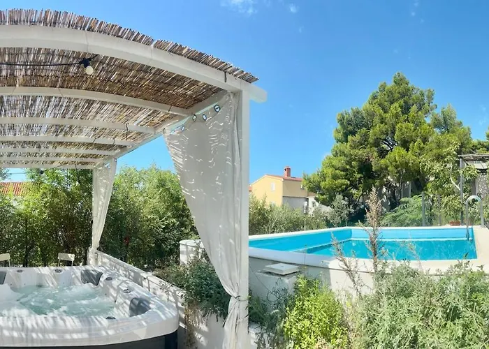 Summer App Pool Jacuzzi Center *