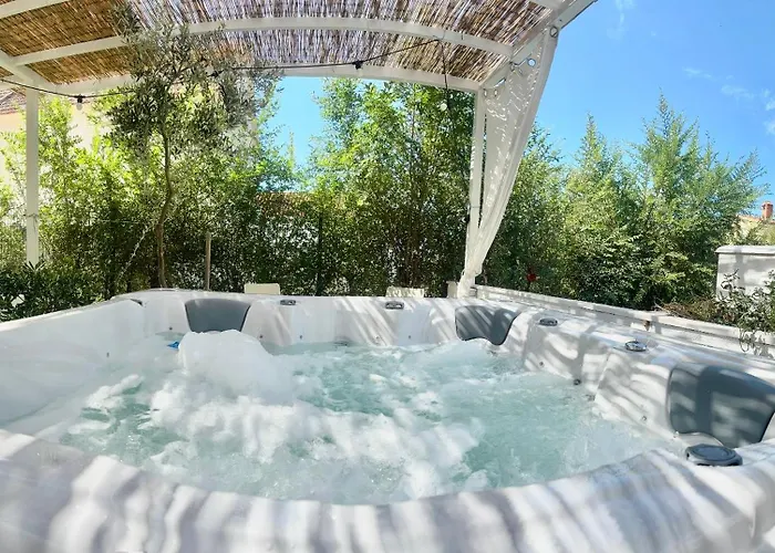 Summer App Pool Jacuzzi Center